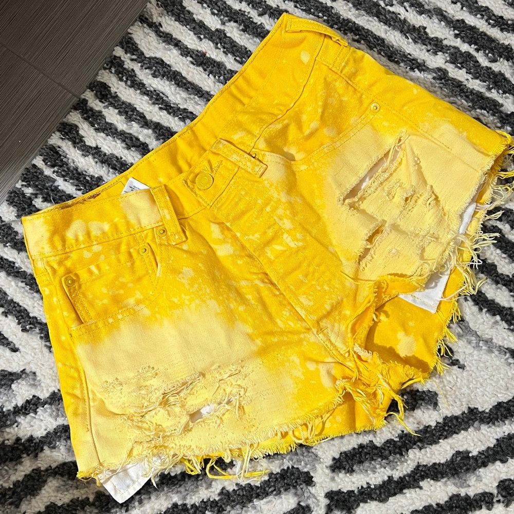 Yellow acid wash Levis short
